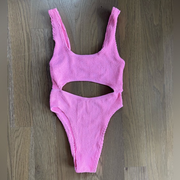 Bond-eye Cut Out One Piece - Picture 5 of 7